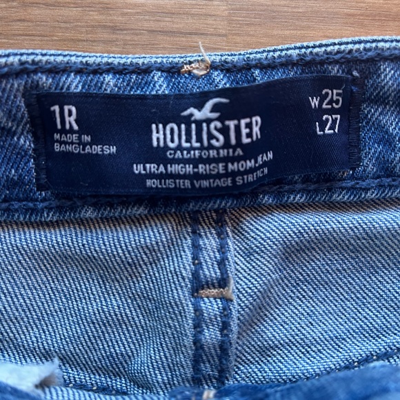 Hollister Ultra High Rise Destroyed Mom Jean Size 1R (W25 L27) New - Picture 2 of 3